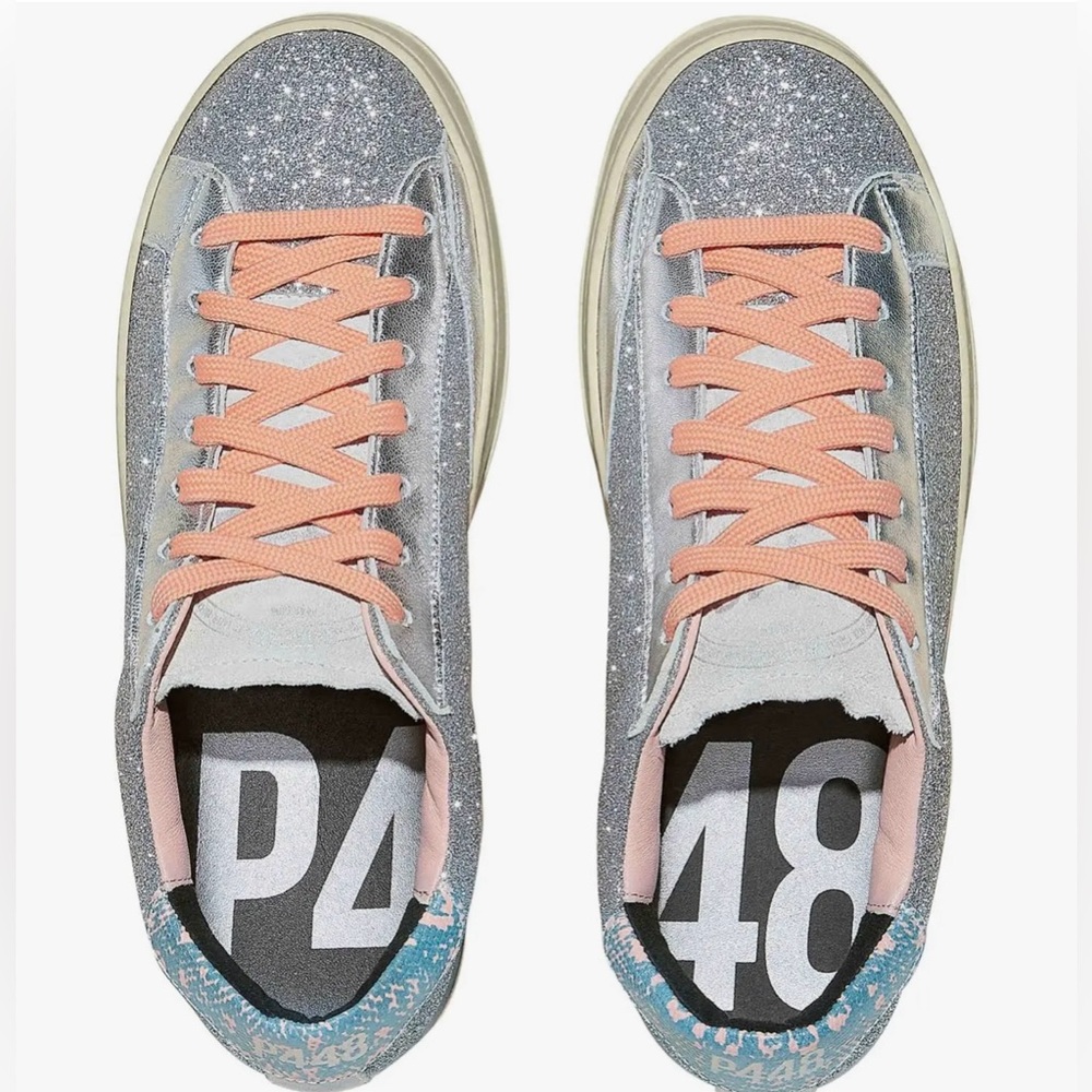 Leather upper 
Lace-up closure 
Fabric & leather lining
Made in Italy